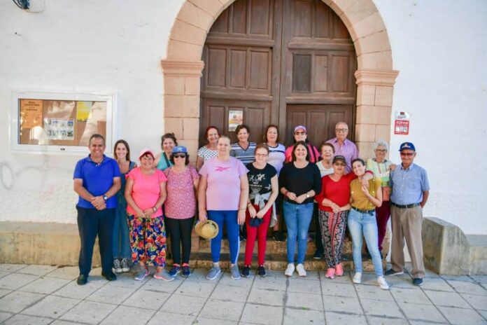 Tuineje celebra la festividad de la Santa Cruz con el embellecimiento de las cruces que custodian los caminos del municipio