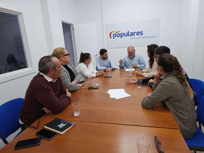 El Coordinador general del PP, Jacob Qadri se reúne con miembros de la Gestora de Fuerteventura